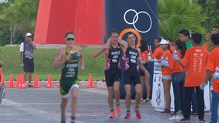 ניוזפיד – הרגע המרגש של השנה בספורט: התמוטט על המסלול, אחיו סחב אותו עד לקו הסיום | חדשות 13