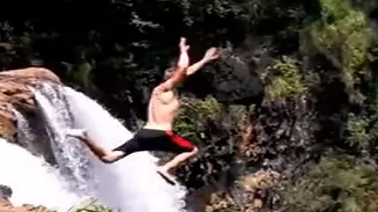 צפו: קפץ מאחד המפלים הכי גבוהים בהוואי – זה לא נגמר טוב | חדשות 13