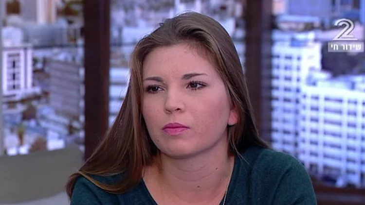 קסניה זדורוב יוצאת להגנת אחיה