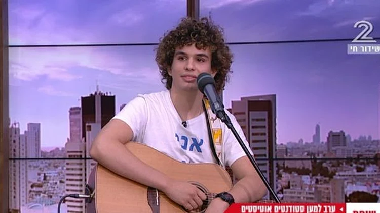 המוזיקאי דניאל עמית מתארח ושר באולפן