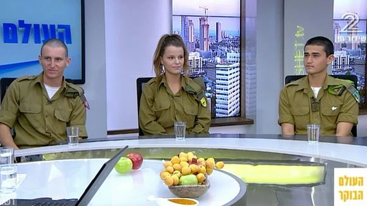 חוגגים יחד עם החיילים