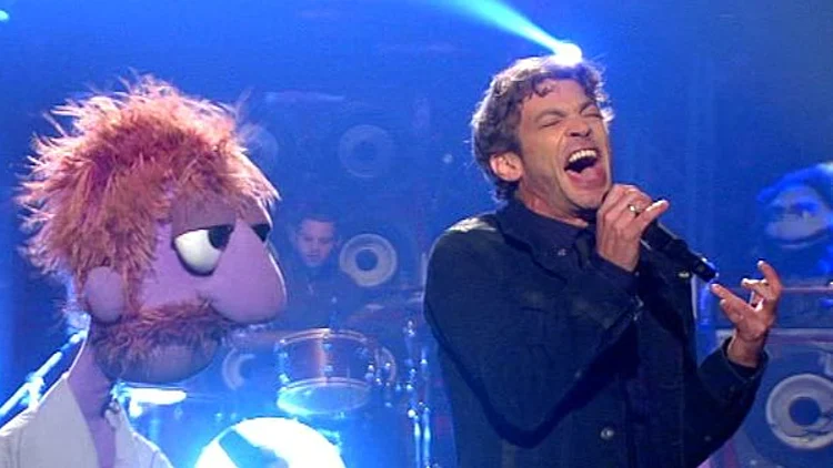 רד בנד ומוקי- Sweat