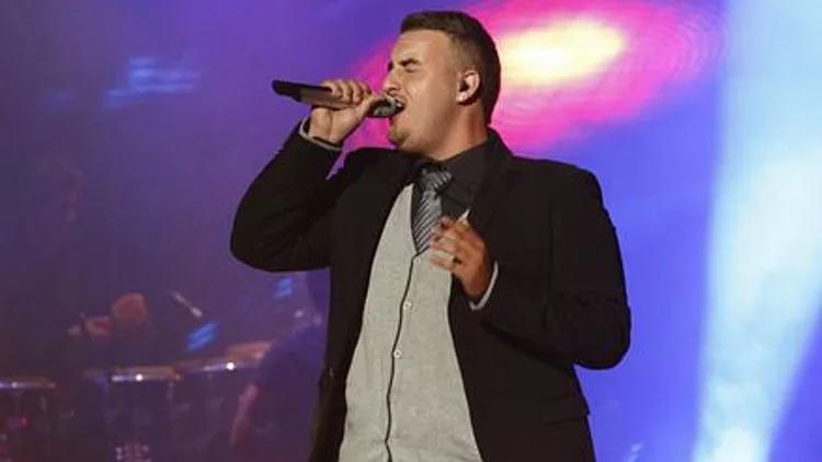 חי אילון מבצע את "עדיין ריק"