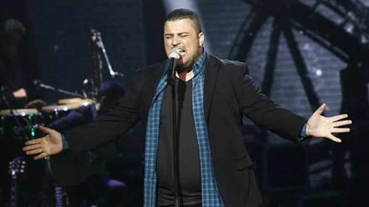 אור בן עטר מבצע את השיר: "ילדות נשכחת"