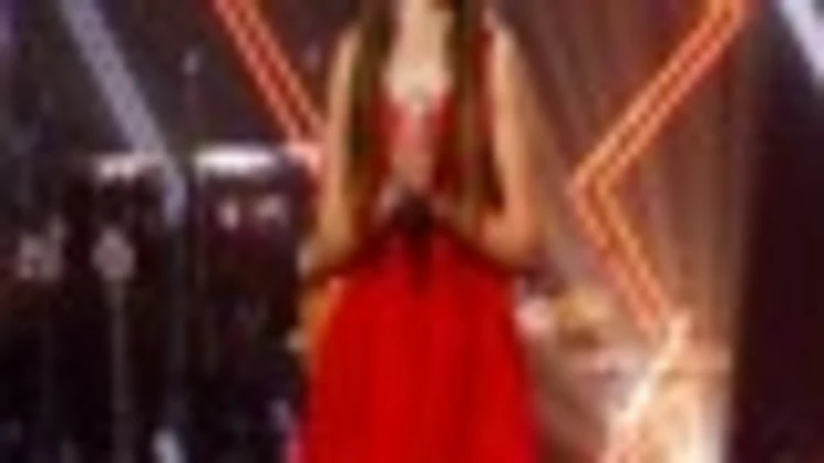 אנאל ולנזי מבצעת את "Torn"