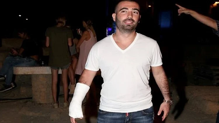 אחרי התאונה: עומר אדם עם גבס על הבמה בקיסריה