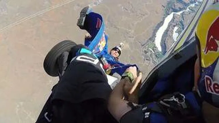 רץ ברשת – בהלה בשחקים: רגלו נתקעה במטוס כשקפץ לצניחה חופשית | חדשות 13