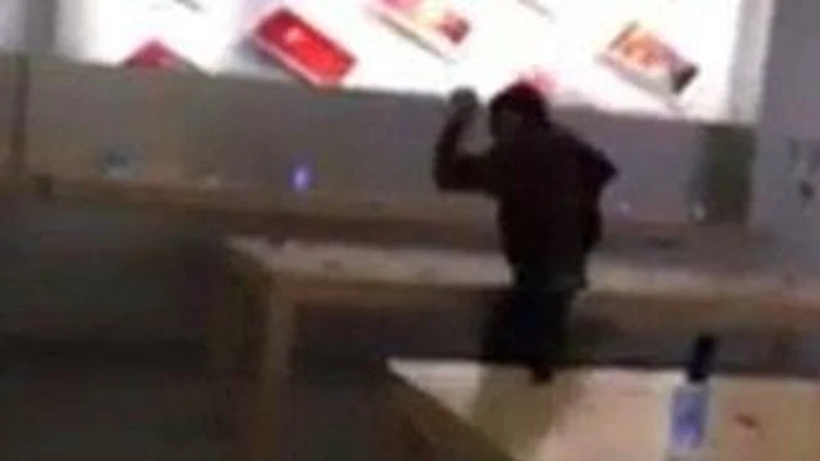 רץ ברשת – חמוש בכדור ברזל: נכנס לחנות של אפל ושבר את כל המכשירים בתצוגה | חדשות 13
