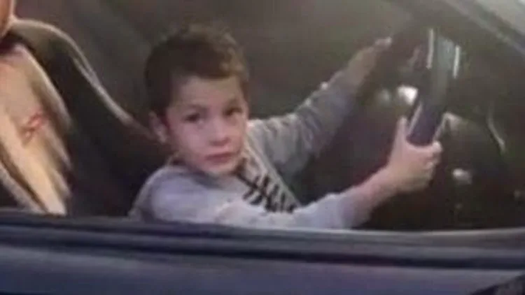 רץ ברשת – תיעד את בנו בן ה-5 "שורף" צמיגים והסתבך עם הרשויות | חדשות 13