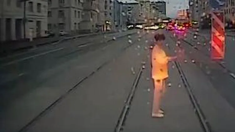 רץ ברשת – שיעור לחיים: למה לא כדאי להתעסק בסמארטפון ברחוב? | חדשות 13