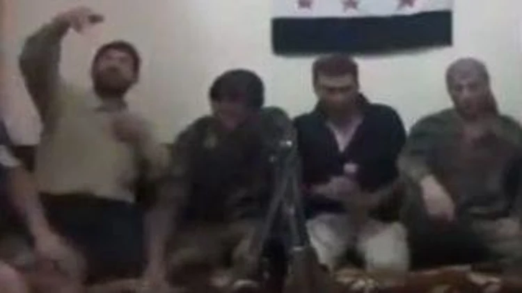 רץ ברשת – תמונה פצצה: רצה לצלם סלפי ושכח שהטלפון מחובר למטען חבלה | חדשות 13