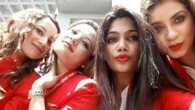 רץ ברשת – בלוגר הכריז על תחרות "הדיילת הסקסית" וקיבל יותר מחצי מיליון תמונות סלפי | חדשות 13