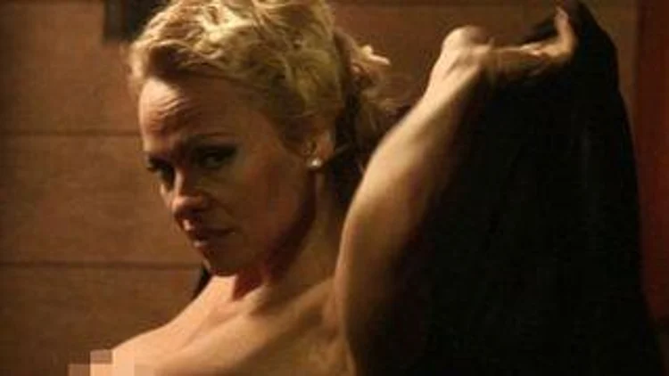 רץ ברשת – פמלה אנדרסון לא משאירה מקום לדמיון בטריילר לסרטה החדש | חדשות 13