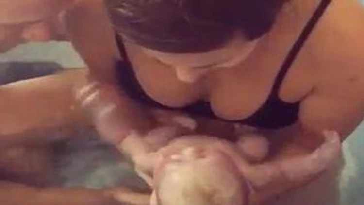 רץ ברשת – ילדה בבית בתוך מים תוך מספר לחיצות בלבד: "צרחתי יותר כשקיבלתי מכה באצבע הקטנה של הרגל" | חדשות 13