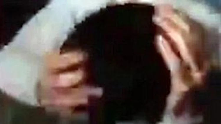 רץ ברשת – "לשבור לו את הרגל?": כך מענישים אסירים את שותפם לתא – אנס מורשע | חדשות 13