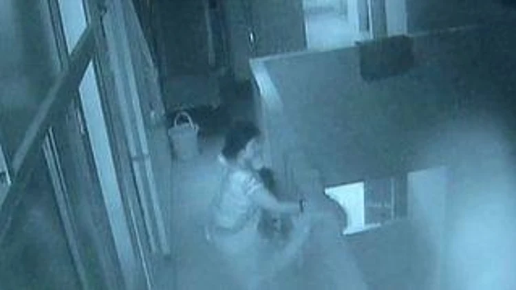 רץ ברשת – אישה זרקה את אחיינה מהקומה ה-3 כי "קולות בראשה אמרו לה לעשות זאת" | חדשות 13
