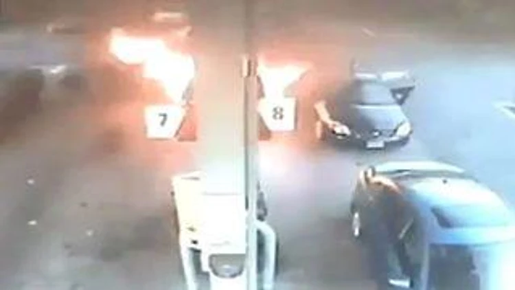 רץ ברשת – תיעוד דרמטי: האמא שחילצה את ילדיה מתוך רכב בוער | חדשות 13