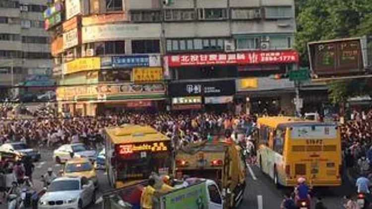 רץ ברשת – לתפוס את כולם: צפו בנחיל אנושי שרודף אחרי פוקימון נדיר | חדשות 13