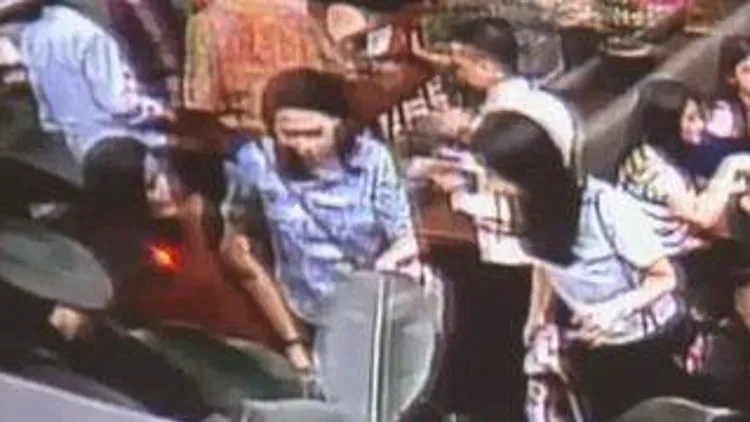 רץ ברשת – חיוך של רוצחת: מצלמות האבטחה קלטו אישה מרעילה למוות את חברתה הטובה עם ציאניד בקפה | חדשות 13