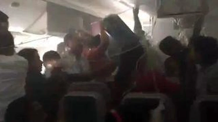 רץ ברשת – אימה בשחקים: הנוסעים בורחים מבטן המטוס – רגעים לפני הפיצוץ | חדשות 13
