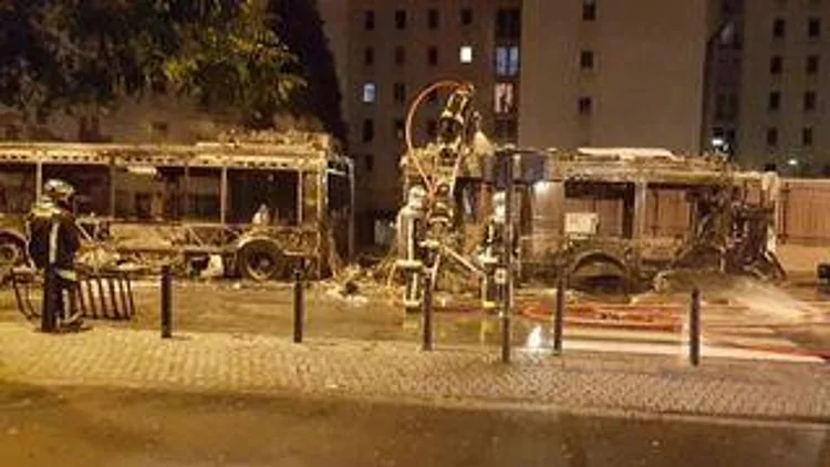 רץ ברשת – תיעוד מזעזע: צעקו "אללה אכבר" וזרקו בקבוקי תבערה על אוטובוס בפריז | חדשות 13