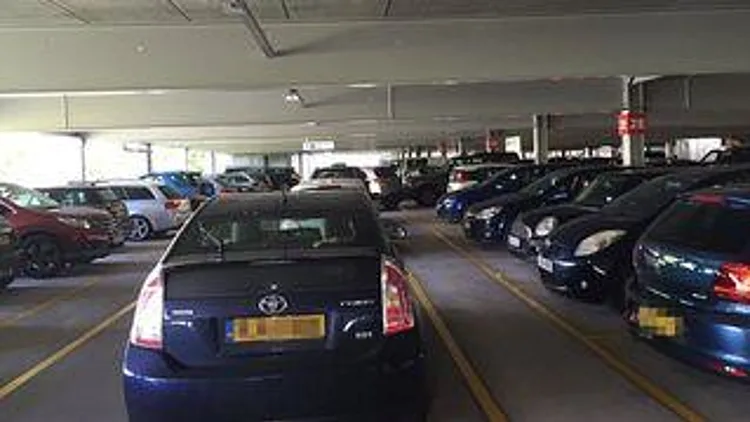 רץ ברשת – טירוף: נתקעו בחניון של איקאה במשך יותר מ-3 שעות. צפו בתיעוד | חדשות 13