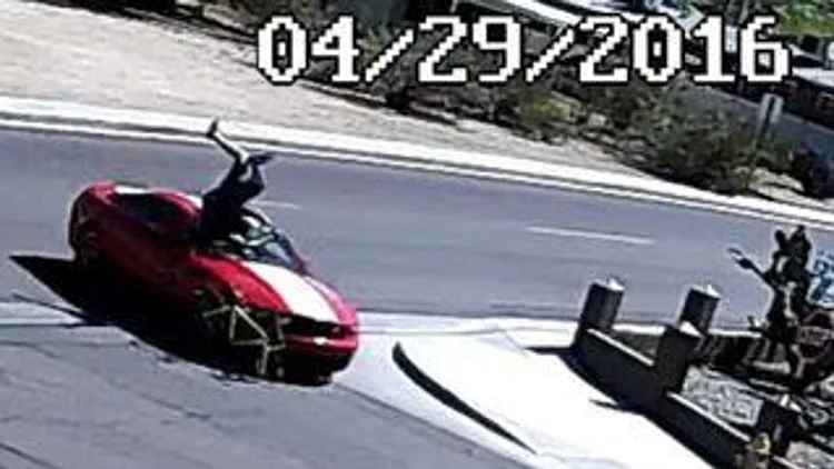 רץ ברשת – דרסה את החבר שלה לאחר שסיפר לה שהוא נשא איידס | חדשות 13