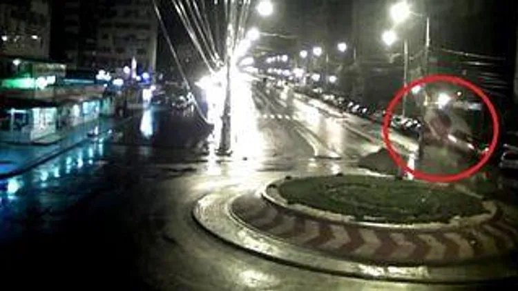 רץ ברשת – מהיר וישנוני: נהג שנרדם על ההגה התנגש בכיכר ו"תפס אוויר" | חדשות 13