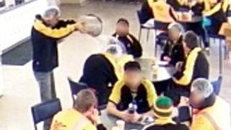 רץ ברשת – אתה חייב לי נקניקייה: שפך דלי מים רותחים בגלל חוב של נקניקיה | חדשות 13