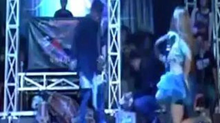 רץ ברשת – הוכשה ע"י נחש בעיצומה של ההופעה, המשיכה לשיר ומתה על הבמה | חדשות 13