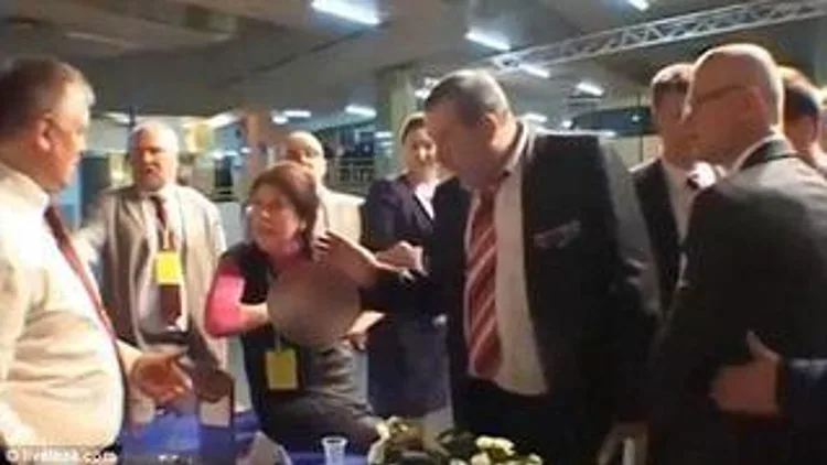 רץ ברשת – נגמרה לה הסבלנות: אישה השפריצה  חלב אם על עמיתיה | חדשות 13