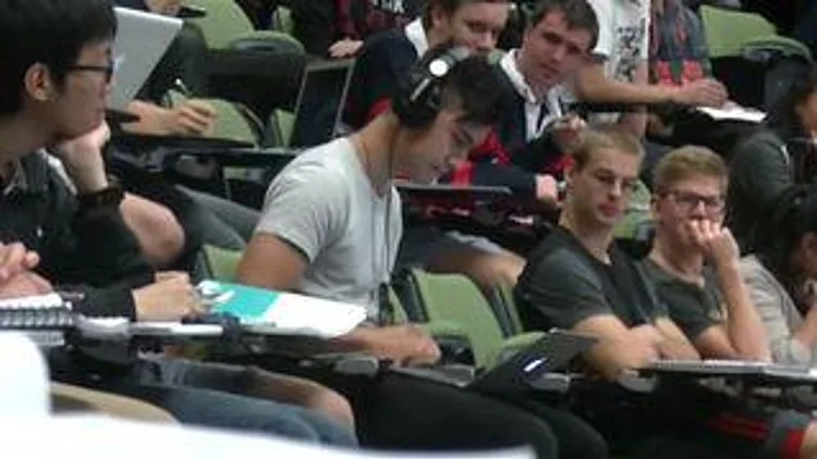 רץ ברשת – הסטודנט רצה לראות קצת פורנו בזמן השיעור אבל שכח פרט חשוב מאוד | חדשות 13