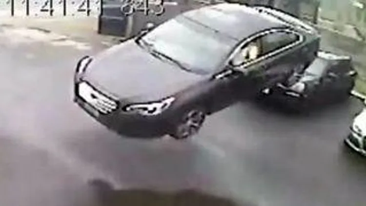 רץ ברשת – כמו בסרט: המכונית עפה באוויר, הנהג שרד | חדשות 13