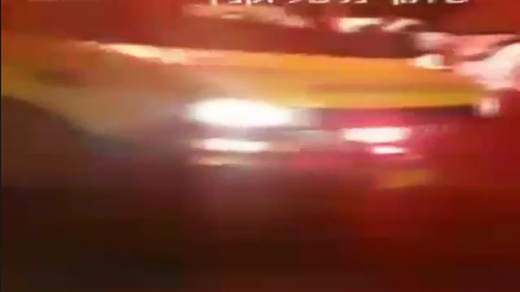 חשד לפיגוע: הכה בקסדה הולכי רגל | חדשות 13