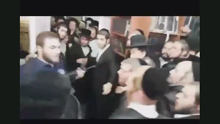 נאצים! תלכו": שוטרים הגיעו לטפל ברעש והותקפו על ידי עשרות חרדים. צפו | חדשות 13