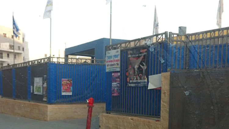 האם הנכה מבקשת כבר חודשים,העירייה מתעלמת: "אין חניה לנכים ליד הגן" | חדשות 13