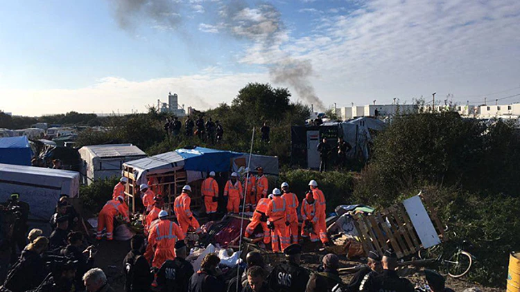 סופו של ה"ג'ונגל": החלה הריסת מחנה המהגרים בדרום צרפת | חדשות 13