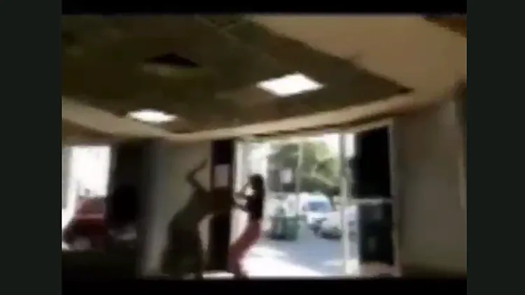 ויכוח על חניה הוביל למכות ולקללות של בת 19 כלפי בת 60 | חדשות 13