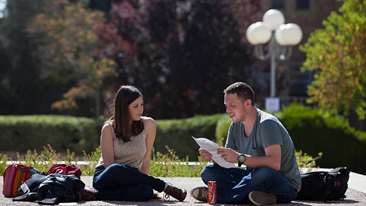 עובדים ועדיין בחובות: חיי סטודנט בישראל | חדשות 13