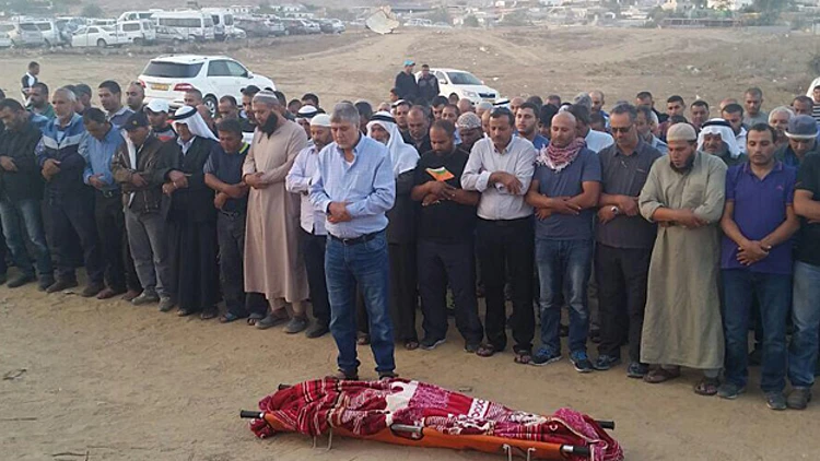 משפחת הנער שנורה בגבול מצרים: "איש לא בא להלווייה" | חדשות 13