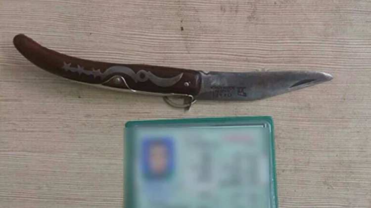 הסכין שנתפסה על גופו של החשוד (דוברות המשטרה)