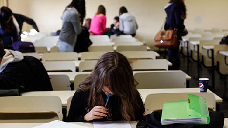 הסטודנטים מעניקים ציון נכשל לאקדמיה: "מכשירים אותנו לסמן וי"