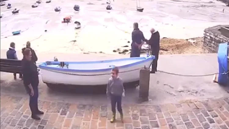 הציבו מצלמה ברחוב והכריזו על "תחרות כישרונות" - ואז הגיע ילד אוטיסט בן 8 וגנב את ההצגה