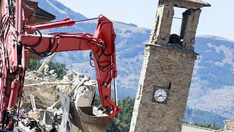 כוחות ההצלה מחפשים לכודים (טוויטר)