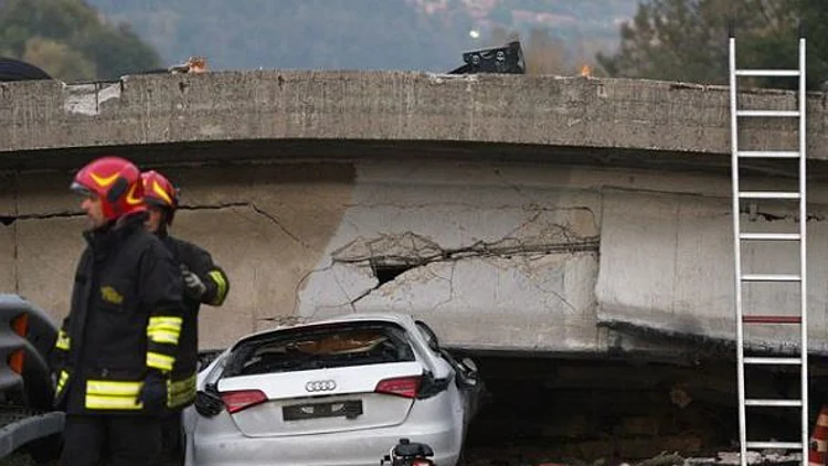 תיעוד מזעזע: הרגע הנורא בו התמוטט גשר על מכונית חולפת