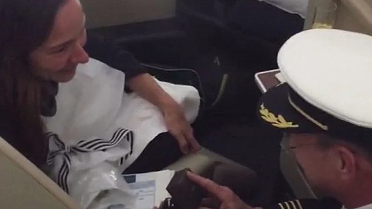 אהבה בשחקים: הטייס הציע נישואין באמצע הטיסה במערכת הכריזה