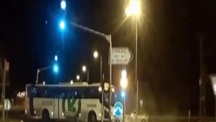 הנהג עבר באור אדום והתנגש באוטובוס