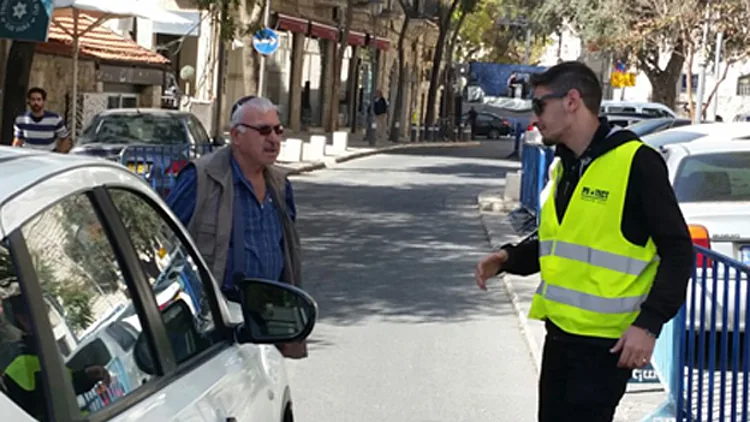תיעוד: מאבטח מונע מאדם מבוגר ונכה לחנות | חדשות 13