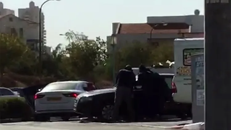 תיעוד: התנפלו על נהג, אזקו ושדדו