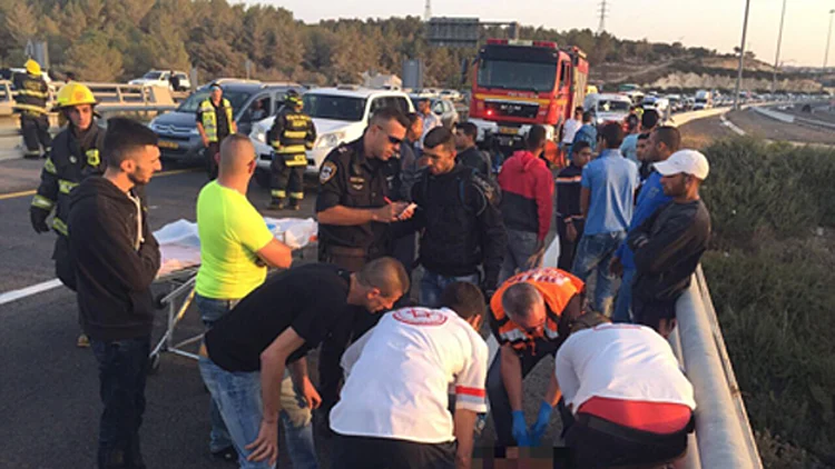 תאונה קשה בין 3 אופנועים לרכב בכביש 6 | חדשות 13